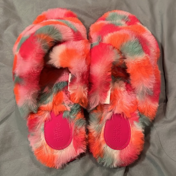 House slippers, like new. Size 9/10 - Picture 2 of 3